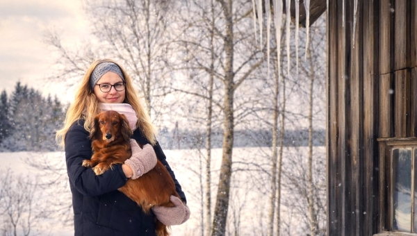 Merilin Vunder tõdeb, et kõik tema lapsepõlve lemmikloomad on tulnud tema ellu kuidagi juhuslikult ning lihtsalt leidnud tee nende pere juurde. Praegu on Vunderil isiklik seitsmeaastane taks Lola, kes jagab samasuguseid kooskasvamisrõõme peretütrega, nagu olid Vunderil lapsepõlves. Foto: AIGAR NAGEL